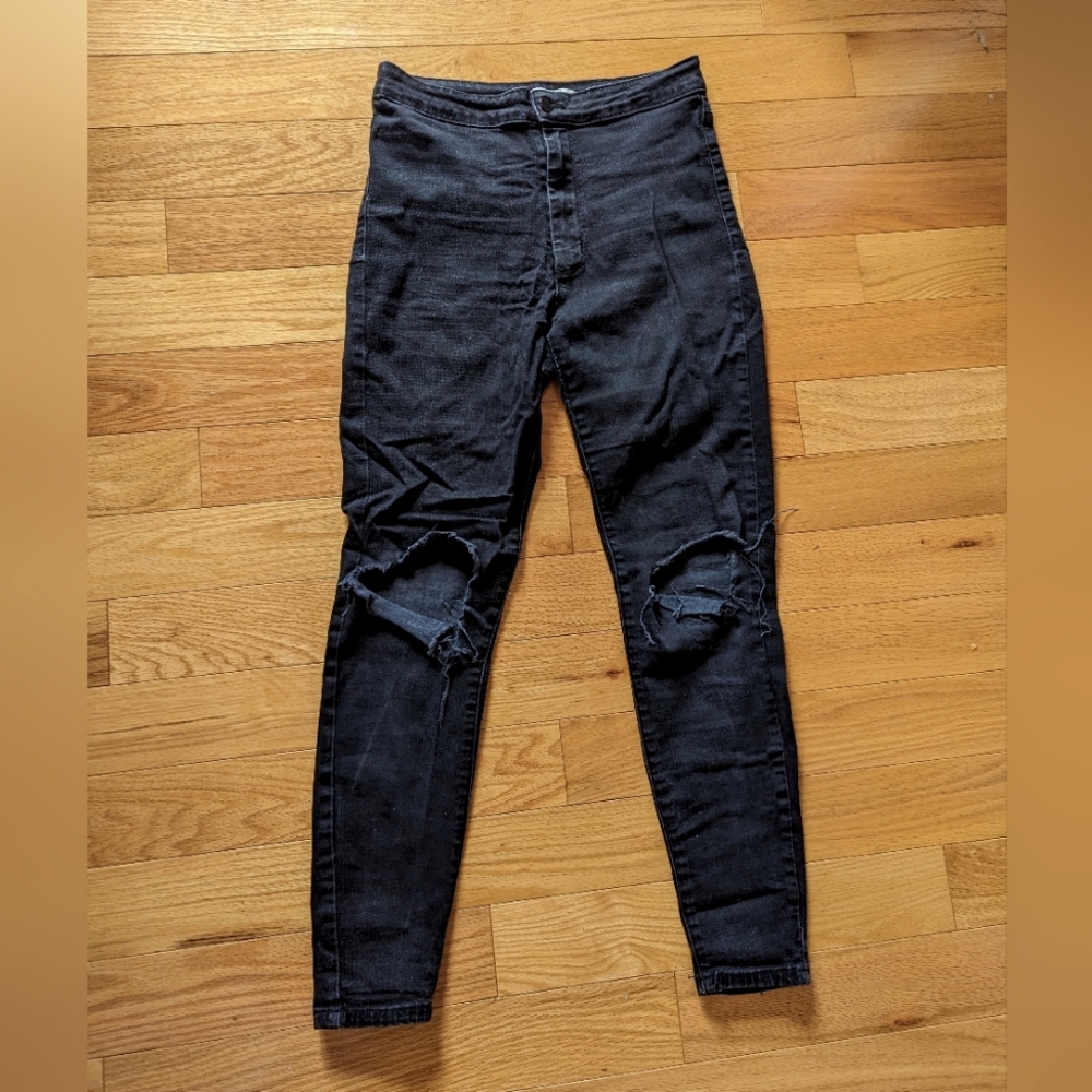 Black forever 21 ripped knee skinny jeans
